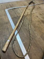 Altes Werkzeug Peitsche Peitsche Holz in gedrehten Strängen geflochtenes Lederband (Nr.1)