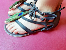 Zehentrenner Sandale Riemchen schwarz 36 Pfauenfedern