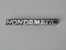 Honda CB750A Hondamatic Seitendeckelemblem OEM No. 87113-393-000 (1)
