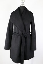 Hallhuber schwarzer Mantel