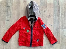 Stylische Catimini Übergangsjacke mit coolen Emblemen, rot in Größe 104