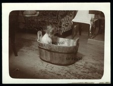 Kleines Kind badet im Holzzuber - 1920er - Foto 12x9cm