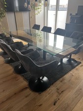 Großer Esstisch mit