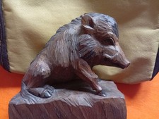 holzgeschnitztes  Wildschwein auf Sockel