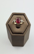 Roter Spinell und Moisanit