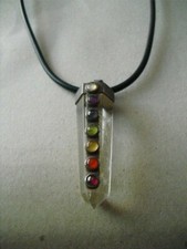 ?  Chakra Anhänger Bergkristall - Stab mit 7 farbigen Steinen, Länge des Stabes