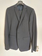 Dunkelblauer Anzug, Größe