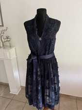 Dirndl mit stickerei und - mit,