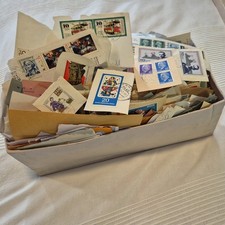 Briefmarken mit Papierresten, gestempelte Briefmarken Schuhkarton, DDR, BRD,