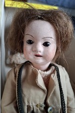 Sehr alte Puppe mit Gliederkörper, Glasaugen und Zähnen