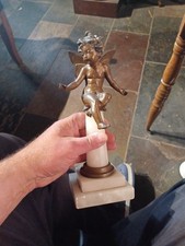 Bronzierte Metallfigur Elfe auf einer Alabastersäule Sitzend