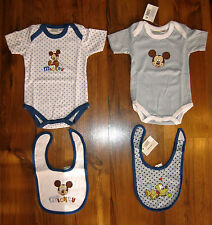 4-er Set Disney Micky Maus 2 x Body Gr. 62-68 2 x Lätzchen für Baby
