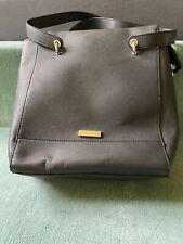 Tamaris Schultertasche/Rucksack, Farbe schwarz, wird mit Zipper verschlossen