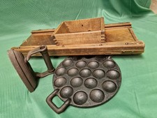Vintage: Holz Mandolinen Gemüse-Hobel, Guss-Bügeleisen und Gusseisenpfanne