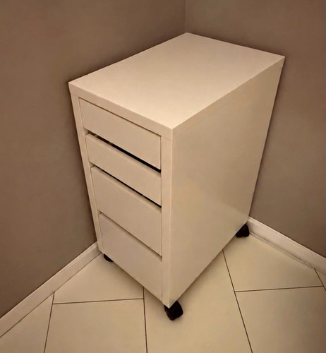 Weißer rollcontainer mit - mit, 4