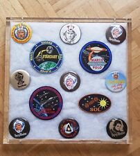 Perry Rhodan 9 x Blech Button und 4 Bügelsticker in Plexiglasgehäuse !