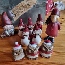 Weihnachts- oder Winterfiguren aus Porzellan mit viel Rot