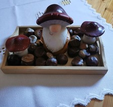 Pilze Kastanien Holzbrett Herstdeko