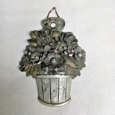 Wachsbild mit Aufgänger, Wachsrelief, Halbrelief, Blumen, Blumenkorb, vintage