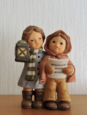 Goebel Nina & Marco Weihnacht – Kinder mit Laterne und Liederblatt - zur Krippe