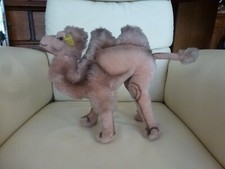 Steiff Kamel 690/28 Stofftier Fahne und Knopf im Ohr