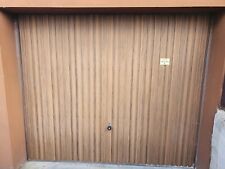 Garagentor Holzlook mit elektrischem Garagentoröffner und Fernbedienung.