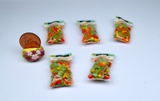 *~* Tüte mit abgepacktem gemischten Salat  ,  Handarbeit für das Puppenhaus  *~*