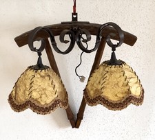 Alte Wandlampe mit Holzbogen