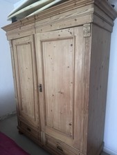 Wunderschöner, guterhaltener Weichholzschrank 
