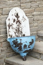 Alter Wandbrunnen Emaile