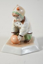 C26N20- Zsolnay Pecs Porzellan Figur Ball spielender Junge Entwurf Sinko András