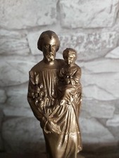 Alte Heiligenfigur auf Sockel