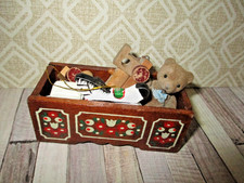 Konvolut Spielzeugkiste mit Miniaturen für Puppenkinder Puppenstube Setzkasten