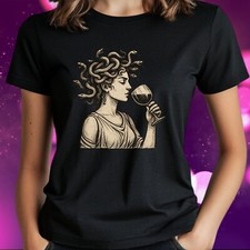 T-Shirt Medusa trinkt Wein –