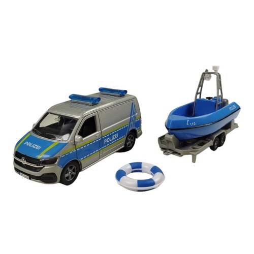 Polizei van mit boot und - vw,
