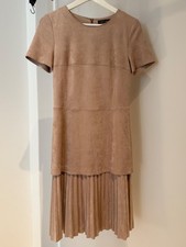 Marc Cain Designer Kleid – Gr. 1 (36) – rosé/beige - Wildlederoptik & Plissee