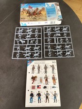 15 unbemalte Figuren -