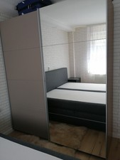 Polsterbett Doppelbett 180x200 mit Bettkasten, Kleiderschrank 180x210 cm.