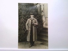 AK Neudorf im Rheingau, Portrait von einem Mann im Mantel, Hut, Handschuhe, 1916