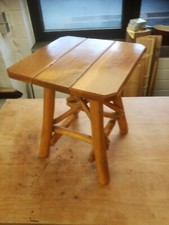 Hocker, Eiche massiv, aus Astholz, lackiert