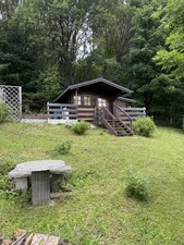 Verk. Gartenhaus aus Holz In Oberwiesenthal mit Schuppen und Terrasse.