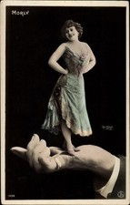 Ak Frau auf der Hand eines Mannes stehend, Morly, Fotokunst - 10590164