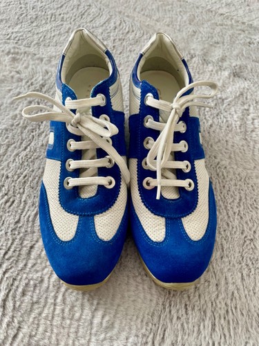 Blau weiße retroschuhe mit - retroschuhe,