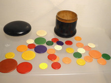 1930- 1950er J. Flohspiel Flohhopser schwarze Holzdose bunte Chips Galalith? 77g