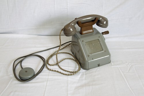 Altes telefon mit - handkurbel,