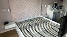 ikea brimnes bett inkl. Lattenrost, Nachttischen, Kopfteil, TV und Lampen 