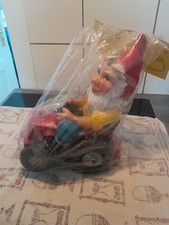 Gartenwerg auf Traktor Schlepper , In OVP.  JAR green.  Frankreich 