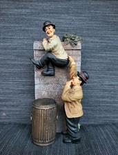 Dick Und Doof Figur - Laurel Und Hardy Klettern An Wand