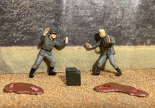 1:22,5 Figuren 2 Wehrmacht Soldaten die Fahrzeuge schieben und Kanister