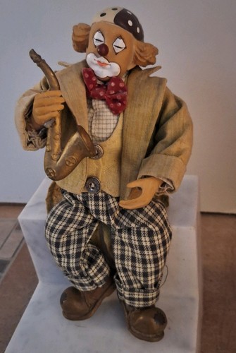 Clown mit saxophon sitzend auf - clown,